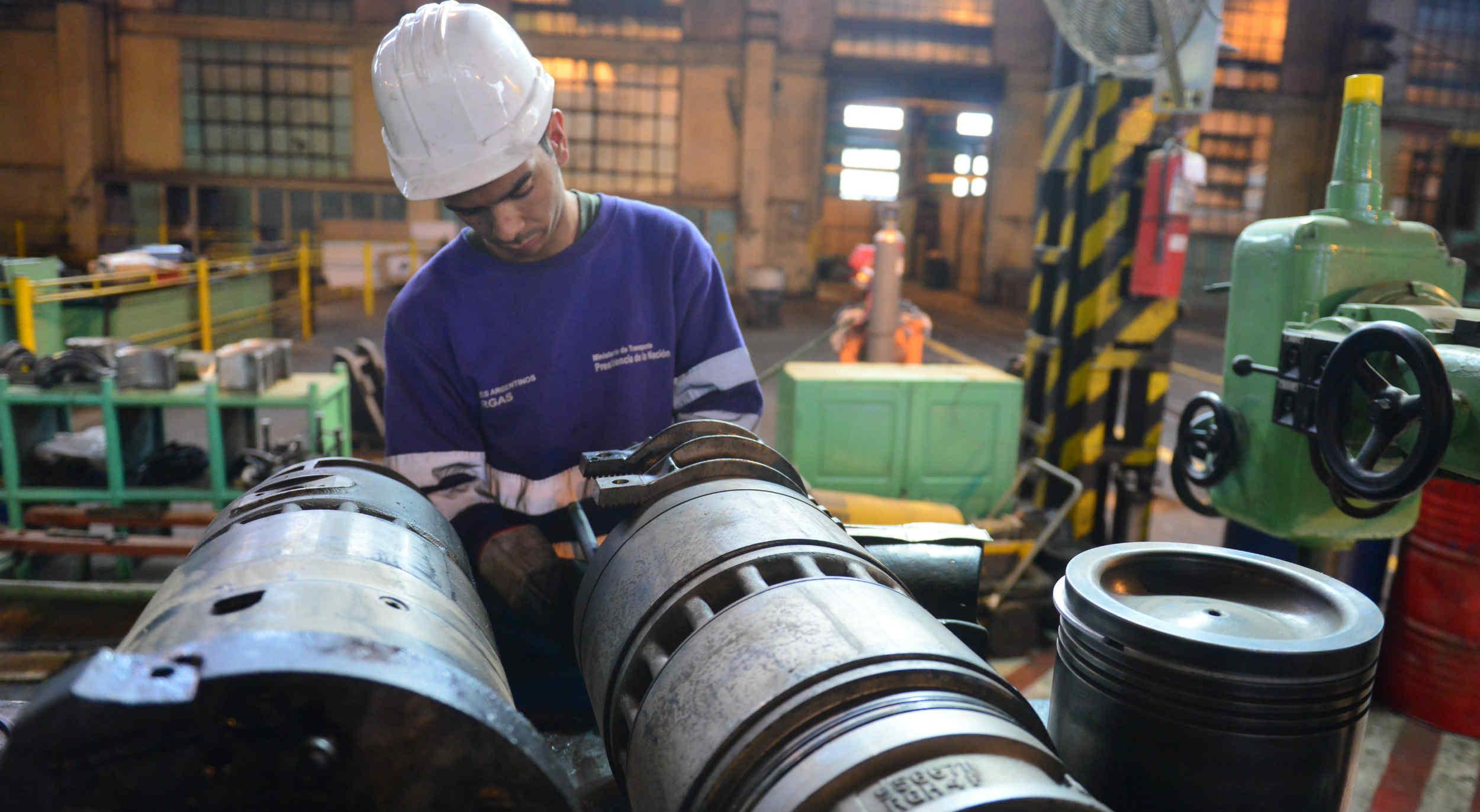 Industria en retroceso, empleo en riesgo: el fracaso del esquema económico de Milei