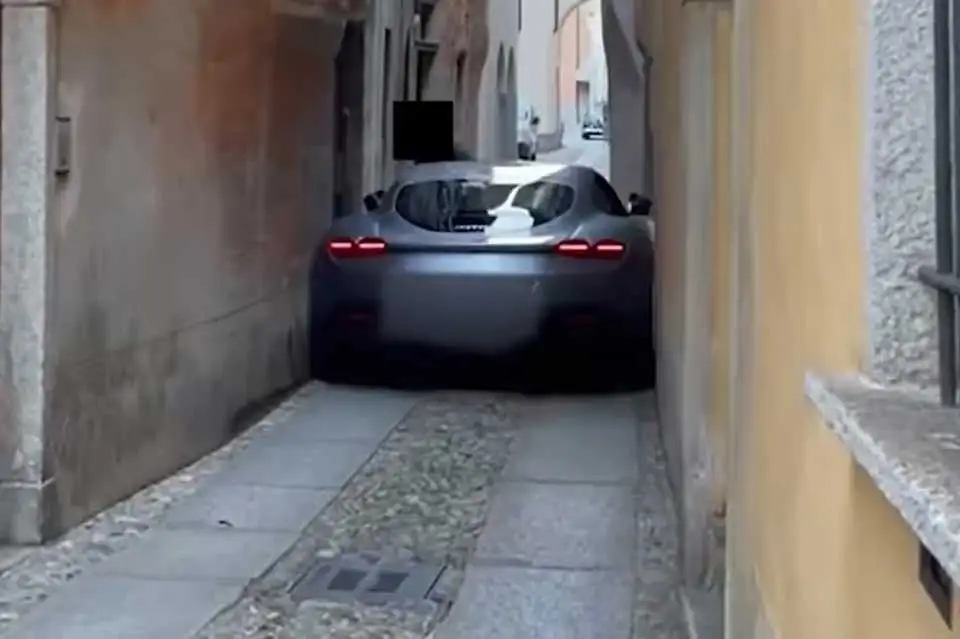 Italia: quiso pasar su Ferrari por una calle angosta y quedó atrapado